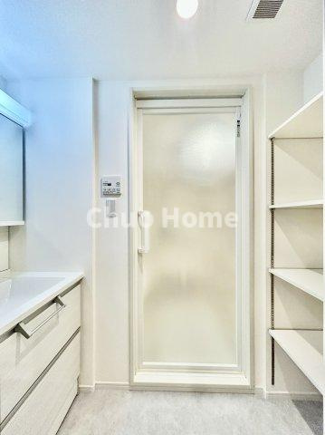 下谷第2サマリヤマンションの脱衣所|【洗面所】明るい洗面所は朝をすっきりさせてくれる空間です。バタバタしている忙しい朝でも収納が多い洗面台では短い時間で効率良く支度ができます。