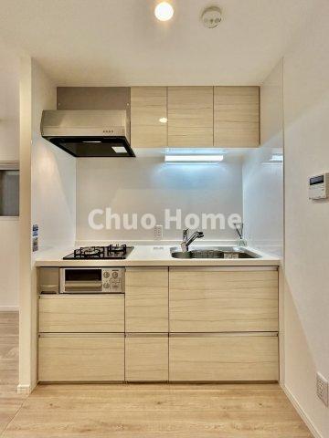 下谷第2サマリヤマンションのキッチン|ワイドで収納豊富なシステムキッチン