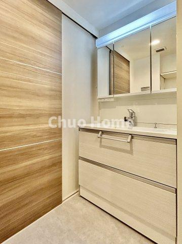 下谷第2サマリヤマンションの独立洗面台|【洗面化粧台】洗面化粧台には三面鏡を採用。身だしなみを整えやすい事はもちろんですが、鏡の後ろに収納スペースを設ける事により、散らかりやすい洗面スペースをすっきりさせる事が出来るのも嬉しいですね