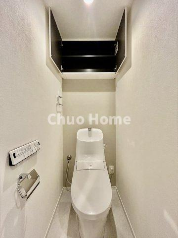 下谷第2サマリヤマンションのトイレ|【トイレ】 収納スペースをしっかりと確保した温水洗浄便座機能付きトイレ。温水洗浄便座は清潔にお使いいただくための大切なアイテムです。