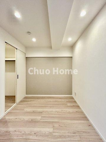 下谷第2サマリヤマンションの洋室|【洋室】快適に過ごす条件は、一人ひとり違います。だからこそ飾り過ぎないシンプルな内装と偏り過ぎないデザインで統一しております。居住していく中でオーナー様だけの【マイホーム】に創り上げて下さい