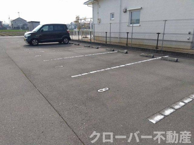 レオネクストトヨハラの駐車場