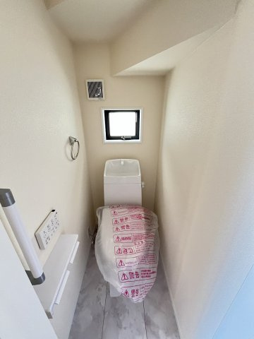 【内装】 | 福岡市早良区飯倉4丁目　2号棟（全2棟）【仲介手数料無料・0円】 | 施工例。1階のトイレです。施工例は完成時と異なる場合があります。