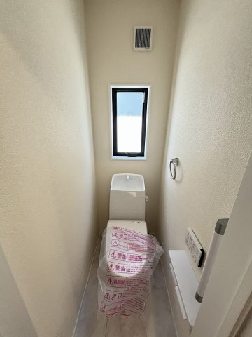 【内装】 | 福岡市早良区飯倉4丁目　2号棟（全2棟）【仲介手数料無料・0円】 | 施工例。2階にもトイレです。施工例は完成時と異なる場合があります。