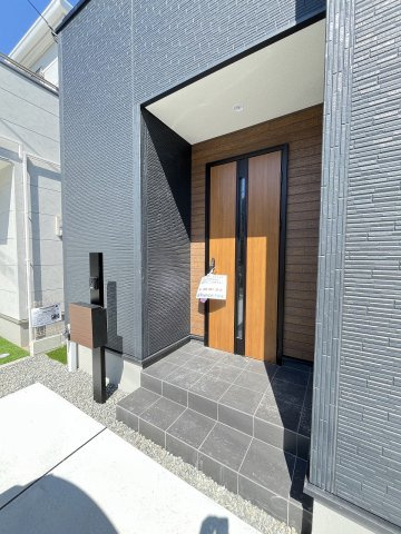 【玄関】 | 福岡市早良区飯倉4丁目　2号棟（全2棟）【仲介手数料無料・0円】 | 施工例。施工例は完成時と異なる場合があります。