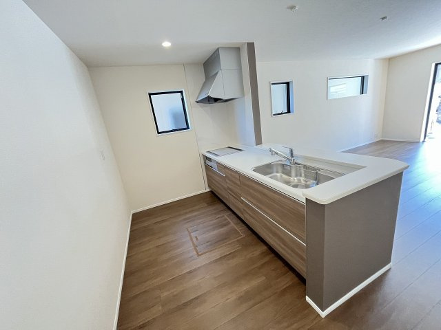 【キッチン】 | 福岡市早良区飯倉4丁目　2号棟（全2棟）【仲介手数料無料・0円】 | 施工例。施工例は完成時と異なる場合があります。

