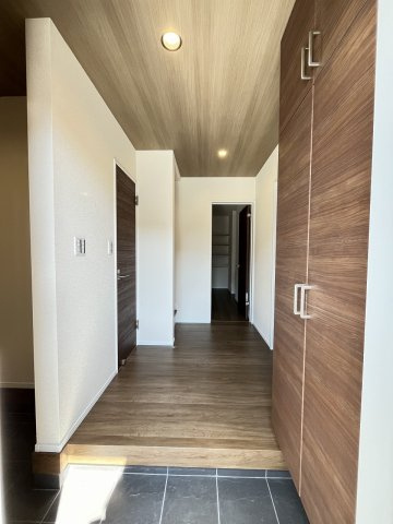 【玄関】 | 福岡市早良区飯倉4丁目　2号棟（全2棟）【仲介手数料無料・0円】 | 施工例。施工例は完成時と異なる場合があります。