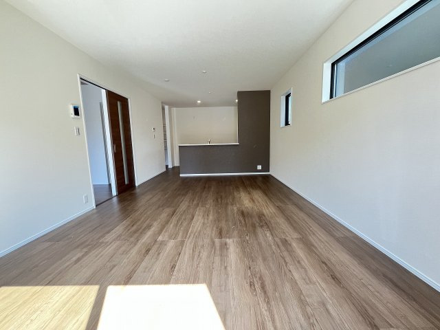 【内装】 | 福岡市早良区飯倉4丁目　2号棟（全2棟）【仲介手数料無料・0円】 | 施工例。リビングです。施工例は完成時と異なる場合があります。