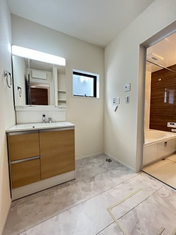 【洗面所】 | 福岡市早良区飯倉4丁目　2号棟（全2棟）【仲介手数料無料・0円】 | 施工例。施工例は完成時と異なる場合があります。