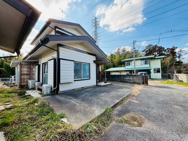 富里市七栄　中古戸建の前面道路含む現地写真