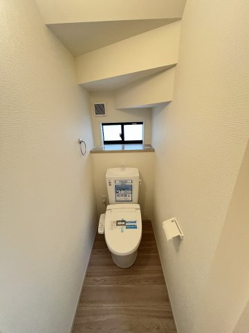 【トイレ】 | 福岡市中央区笹丘1丁目3期　1号棟（全3棟）【仲介手数料無料・0円】 | 施工例。1階のトイレです。施工例は完成時と異なる場合があります。