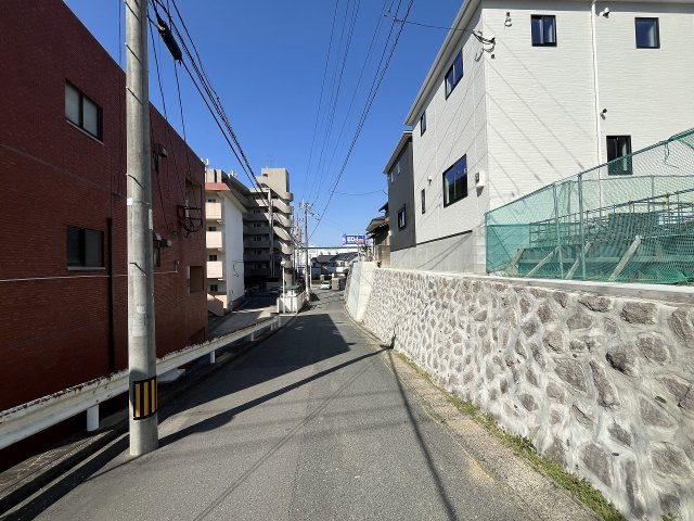 【その他】 | 福岡市中央区笹丘1丁目3期　1号棟（全3棟）【仲介手数料無料・0円】 | 現地写真。前面道路です。