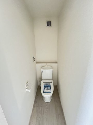 【トイレ】 | 福岡市中央区笹丘1丁目3期　1号棟（全3棟）【仲介手数料無料・0円】 | 施工例。2階にもトイレです。施工例は完成時と異なる場合があります。