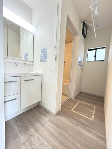 【洗面所】 | 福岡市中央区笹丘1丁目3期　1号棟（全3棟）【仲介手数料無料・0円】 | 施工例。施工例は完成時と異なる場合があります。