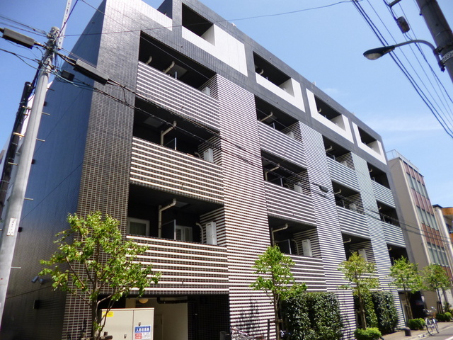 北区東十条１丁目の賃貸マンションの外観|青空に映えるマンションです☆