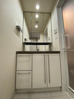 【独立洗面台】 | エスライズ西本町Ⅱ | 三面鏡に照明も付いた便利なデザイン性のある洗面化粧台♪