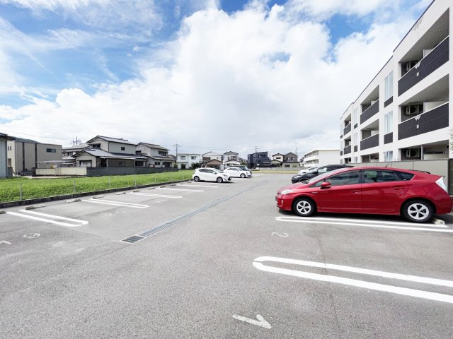レーグルⅡ番館の駐車場