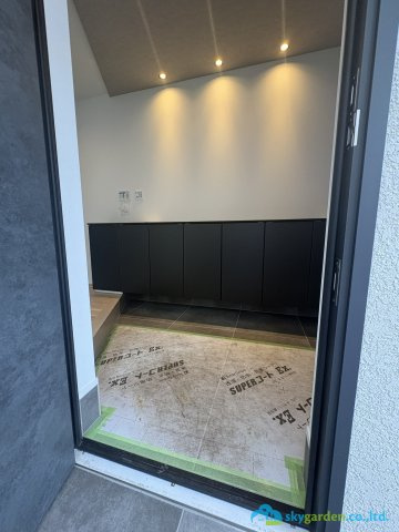 藤沢市鵠沼松が岡　新築戸建　全2号棟A棟の玄関
