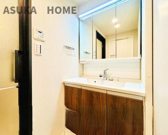 藤が丘ハウスの独立洗面台|脱所と分けられた洗面室は一日のスタートにも快適なスペースですね。