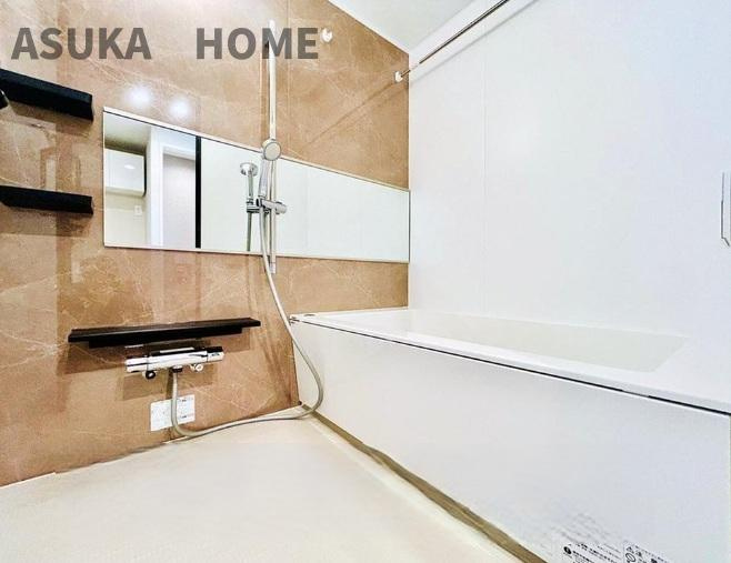 藤が丘ハウスの浴室|一日の疲れが癒される優雅なバスタイムを堪能できるゆとりあるバスルームです。