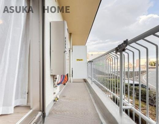 藤が丘ハウスのバルコニー|お部屋にも爽やかな風と暖かく柔らかな日差しが差し込み、毎日の暮らしを豊かに彩ります。