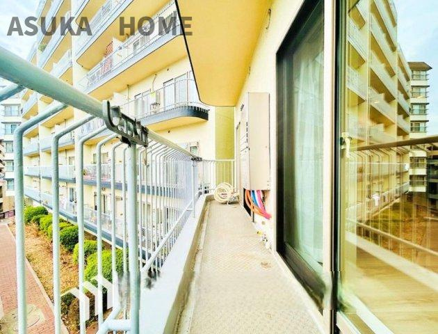 藤が丘ハウスのバルコニー|開放的なバルコニーは見晴らしもよく、太陽の温かな温もりをめいっぱい受け止めてくれます。