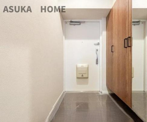 藤が丘ハウスの玄関|お客様をお迎えする玄関は落ち着いた雰囲気で、シューズクローゼットで収納ができるのは嬉しですね。