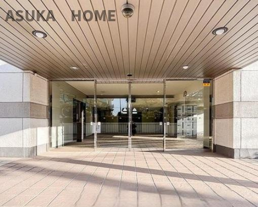 藤が丘ハウスのエントランス|上品で清潔感があるエントランスはプライベート感が高まるシックな装いです。