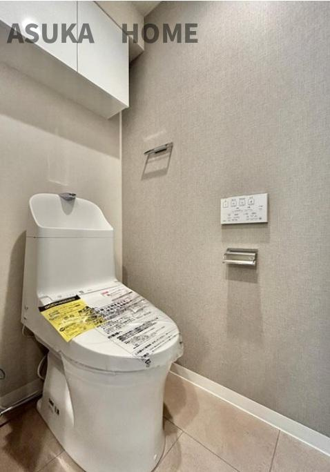 藤が丘ハウスのトイレ|トイレには収納棚も設置されていて、すっきりとした空間として使えそうですね。