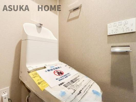 藤が丘ハウスのトイレ|いつまでも清潔な空間を、汚れをふき取り易いフロアと壁紙はお掃除もラクラクですね。