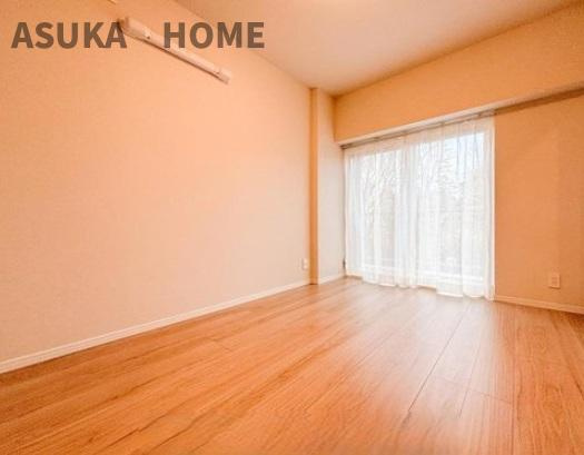 藤が丘ハウスの洋室|広い子供部屋にも使えるので本棚なども充分置けそうです。