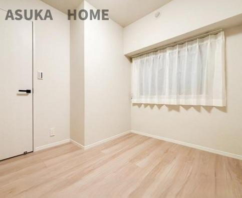 藤が丘ハウスの洋室|大きな窓からは快適な光を取り入れ、通気性能を上げる事で居心地の良い空間を演出します。