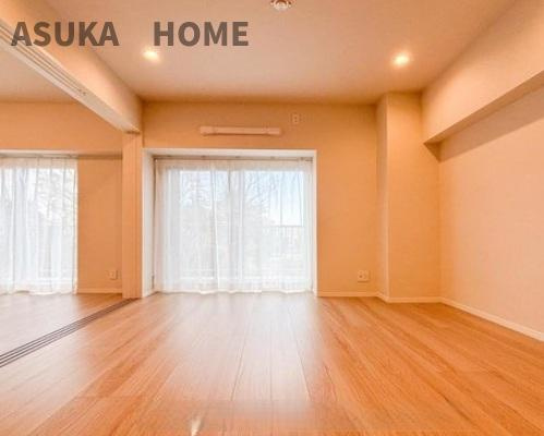 藤が丘ハウスの居間・リビング|家族みんなが爽やかに健やかに過ごせるように、溢れる光をたっぷり取り込んだリビングダイニングです。