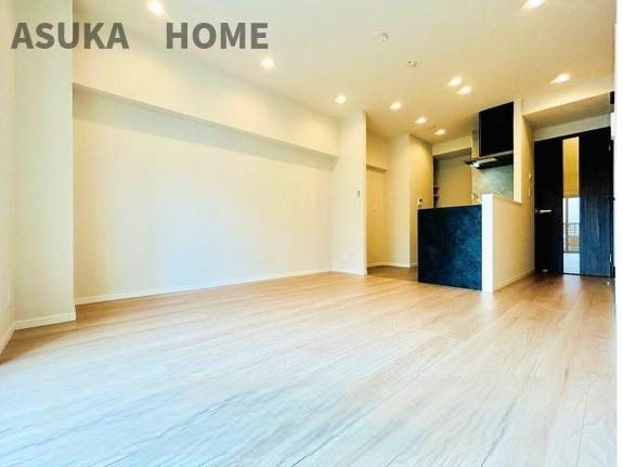 藤が丘ハウスの居間・リビング|リビングが見渡せるキッチン、お料理をしながら家族との会話が弾みそうですね。