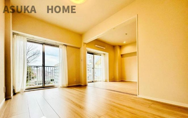 藤が丘ハウスの居間・リビング|明るい陽当たりが木目の床が映えるお部屋です。２部屋をオープンして広々と過ごすのもいいですね。