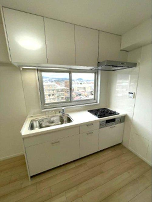 シーサイドコーポ芦屋のキッチン|自然光が入る窓のあるキッチン