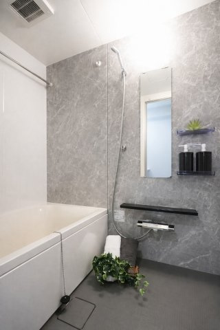 プライムコート高槻総持寺の浴室|【浴室】アクセントクロスで浴室に彩りをプラス。シンプルながらもおしゃれな空間に仕上がり、バスタイムがよりリラックスできる快適な空間です。