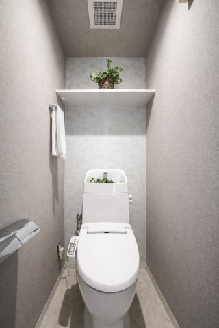 プライムコート高槻総持寺のトイレ|【トイレ】トイレットペーパーや小物をすっきり収納できる便利な棚付きトイレ。生活感を抑えながら、使いやすさもしっかり確保。清潔感のある空間を保てます。