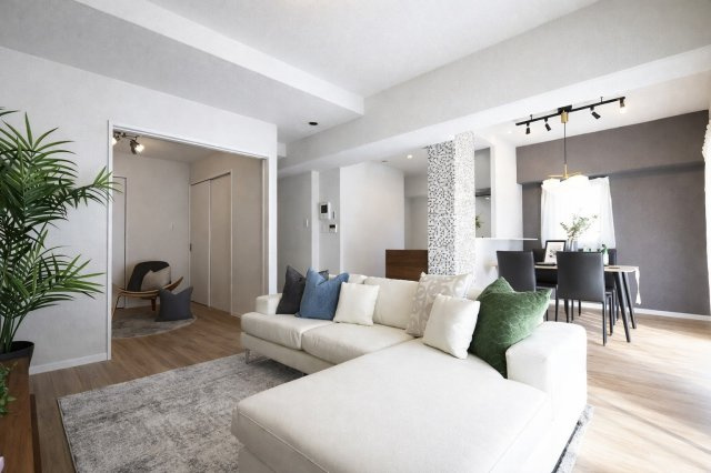 プライムコート高槻総持寺の居間・リビング|【LDK約18帖】複数の方向からお部屋へ日光を取り入れられる為、電気をつけずとも明るい空間でお過ごし頂けます！又、玄関前を通る人が少なくなり、プライバシーを確保しやすくなります！