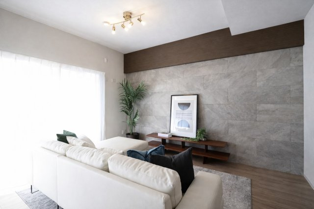 プライムコート高槻総持寺の居間・リビング|【LDK約18帖】採光・通風に優れた角部屋は、日当たり良好で快適。明るく心地よい空間で家族みんながくつろげます