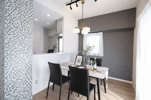 プライムコート高槻総持寺の居間・リビング|【LDK約18帖】大切なペットと一緒に暮らせる住まい。ペット可物件なら、家族みんなが快適で安心な生活を楽しめます。