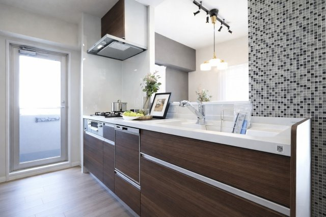 プライムコート高槻総持寺のキッチン|【キッチン】調理から片付けまでをスムーズにしてくれるシステムキッチン。収納力も高く、スッキリ整う空間で毎日の料理がもっと楽しく、快適に。