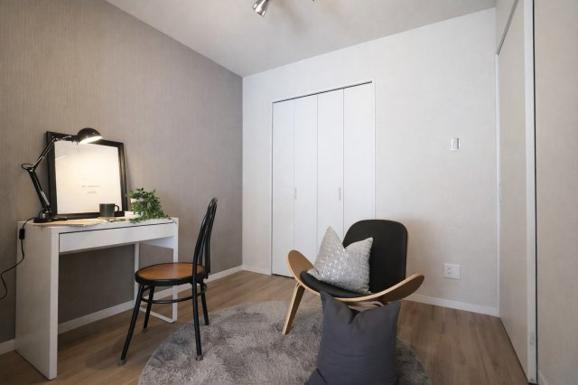 プライムコート高槻総持寺の洋室|【洋室約4.5帖】各居室に収納完備だから、家具に頼らずスッキリと生活可能。片付けやすく整理整頓も簡単で、家族全員が快適に過ごせる暮らしやすい間取りです