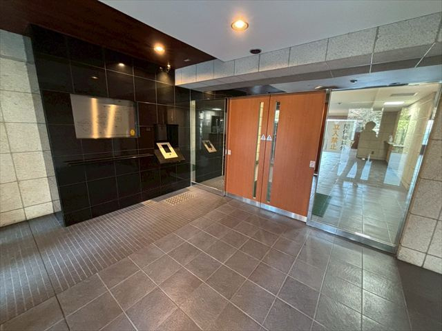 レフィナード嵐山のエントランス