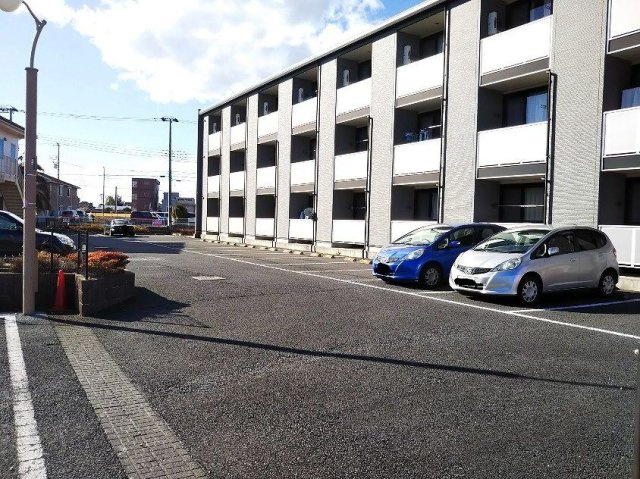 レオパレスクレストウィルの駐車場
