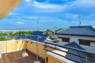 ２階には南向きのルーフバルコニーがあり圧巻の眺望が広がります。ぜひ現地でご覧ください。