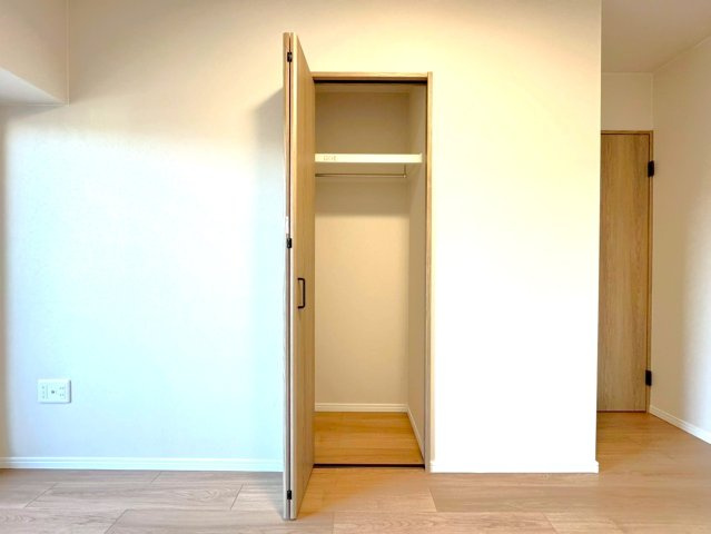 ◆２０２６年２月リフォーム完了◆８階建て７階部分角部屋◆ペット飼育可（細則有）◆シャリエ大津皇子が丘の収納|クローゼット（洋室５.７帖）