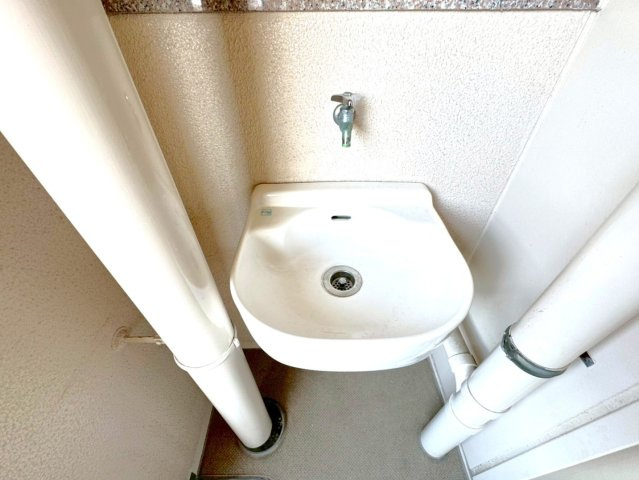 ◆２０２６年２月リフォーム完了◆８階建て７階部分角部屋◆ペット飼育可（細則有）◆シャリエ大津皇子が丘のバルコニー|スロップシンク（リビング側バルコニー）