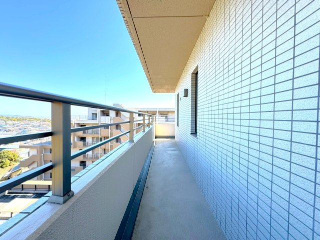 ◆２０２６年２月リフォーム完了◆８階建て７階部分角部屋◆ペット飼育可（細則有）◆シャリエ大津皇子が丘のバルコニー|バルコニー（洋室２部屋側・L字型バルコニー）