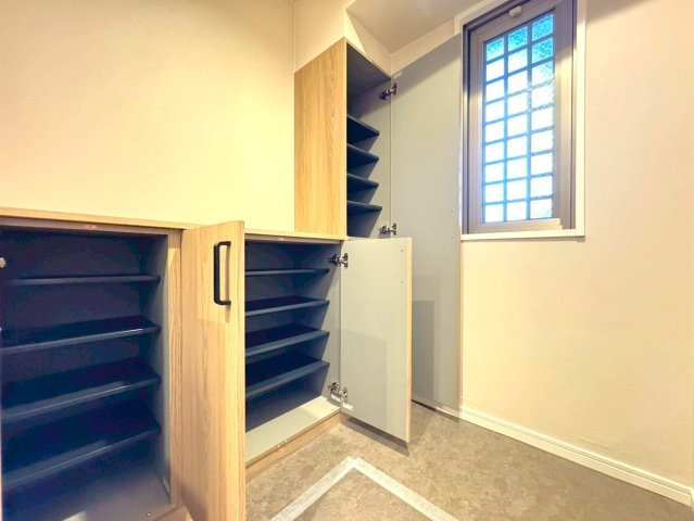 ◆２０２６年２月リフォーム完了◆８階建て７階部分角部屋◆ペット飼育可（細則有）◆シャリエ大津皇子が丘の玄関|玄関・シューズボックス